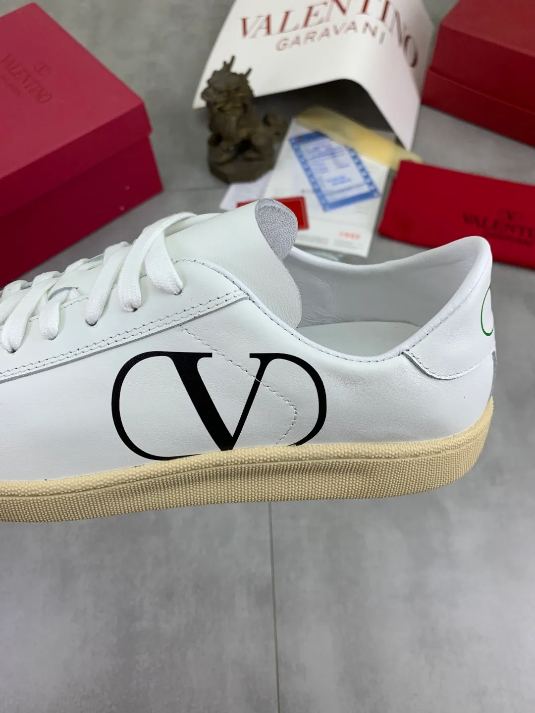 Men's men's shoes 💰P520 New style 💰 Top version Valentino Valentino 25/ Royco series Cherry 🍒Couple style Casual sneakers White shoes Original purchase and development Production Classic and timeless low-top sneakers outline a lazy silhouette, supplemented by low-key and restrained brand details, evolved into a must-have item in the wardrobe, comfortable and versatile!  ✔️Fabric: Original customized first-layer cowhide ✔️Inner lining: Imported breathable sheep lining ✔️Sole: Original molded anti-slip rubber material ✔️Size: 38-45
